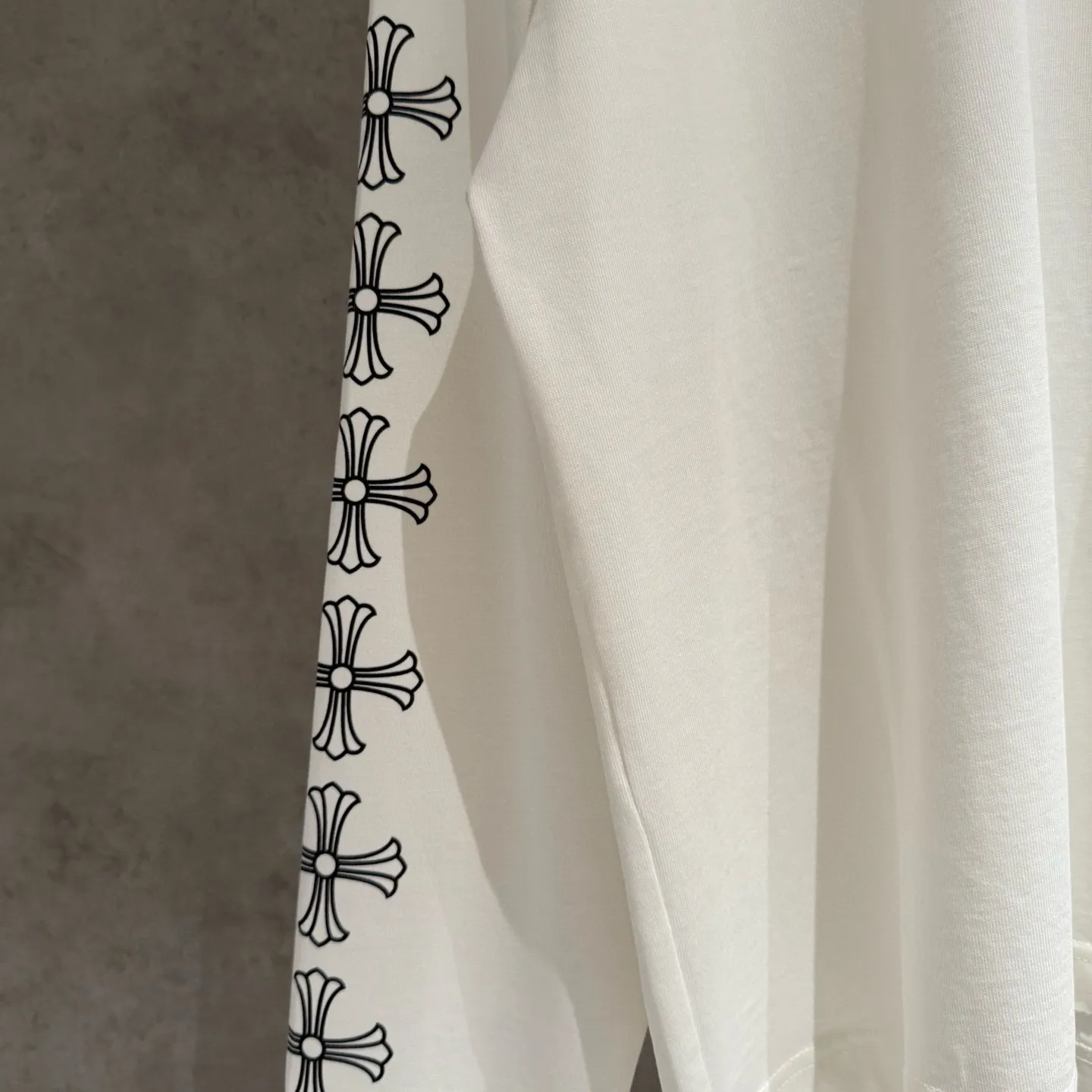 🅿️330 [Strict quality control] CH Croixin's new long-sleeved sweatshirt T-shirt. Heavy 340g double yarn fabric. Four flower positions on the front, back and left. Wash the whole garment twice. The four sides are frayed and torn. Heavy fabric. The neckline is made of icy Salona. Loose fit. Deep, wide and stylish. No deformation or shrinkage. 3 colors: black, white and gray. Size: M-2xl